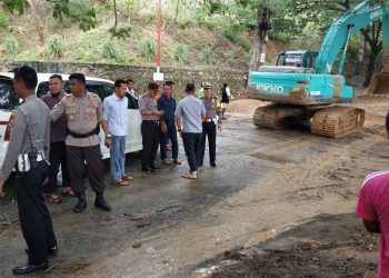 Wakapolres Pimpin Pembersihan Longsor Akibat Hujan