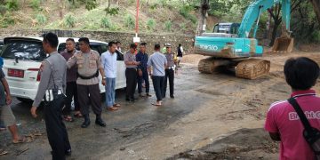 Wakapolres Pimpin Pembersihan Longsor Akibat Hujan
