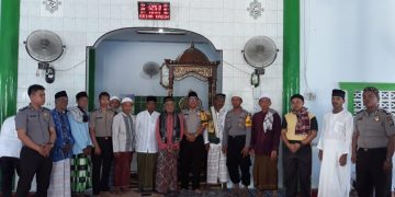 Kebersamaan Polisi Dan Masyarakat Melaksanakan Sholat Jum’at